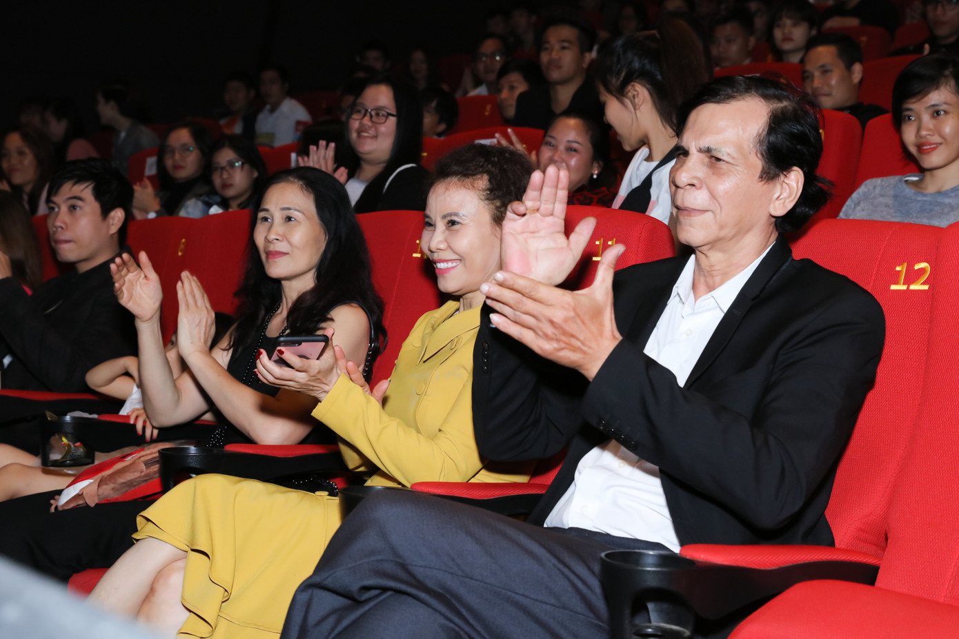 Buổi công chiếu MV còn có sự tham gia của bố mẹ Hà Hồ.