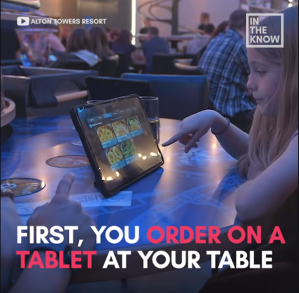 Hệ thống đặt món ăn có sẵn tại bàn ăn, bạn có thể thoải mái chọn lựa.