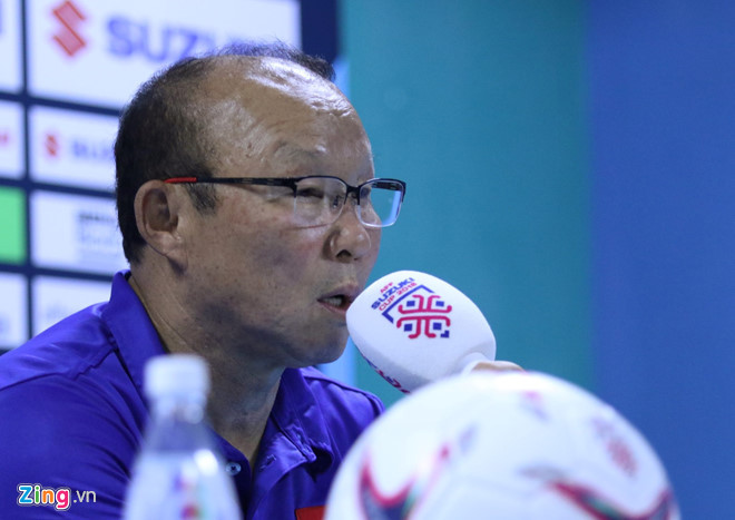 HLV Park Hang-seo cảm ơn học trò sau trận thắng Philippines. Ảnh: Quang Thịnh (từ Philippines).