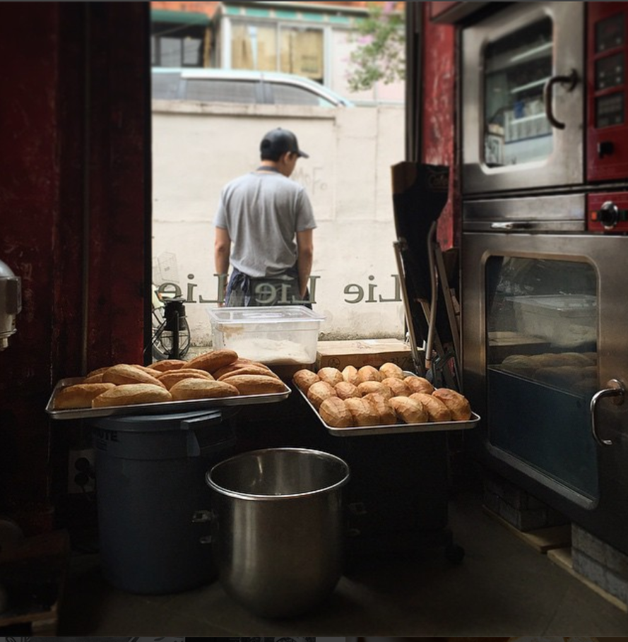 "Phải lòng" bánh mì Việt Nam, chàng trai Hàn Quốc quyết học bằng được "bí kíp" trước khi trở về ảnh 2