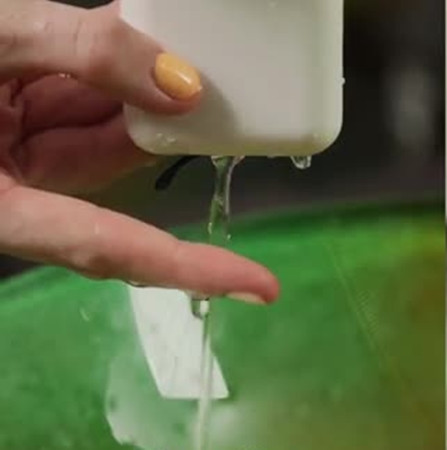 Chỉ cần lắc hộp vài lần và đổ nước đi là ống hút đã sạch rồi.