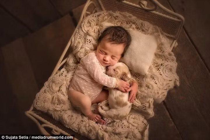 Tất nhiên khi chụp ảnh, cha mẹ của các em luôn đứng cạnh để vỗ về khi các em cảm thấy không thoải mái. Ảnh: Mediadrumworld.