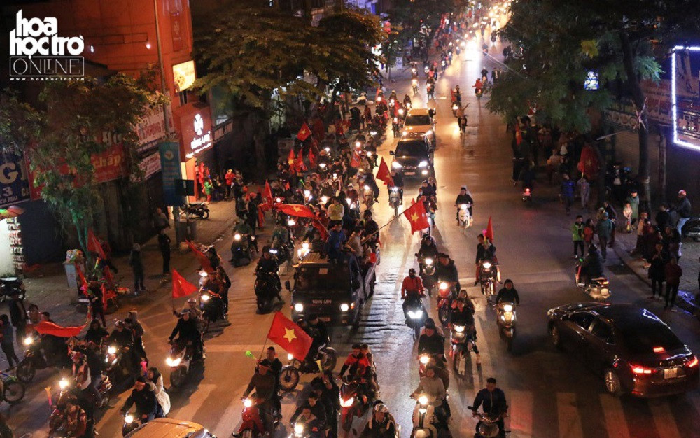 Hàng nghìn cổ động viên xuống đường ăn mừng chiến thắng. Các tuyến phố quang Hồ Gươm như: Hai Bà Trưng, Bà Triệu, Phố Huế,…chật cứng người vào lúc 22h khi trận đấu vừa kết thúc.