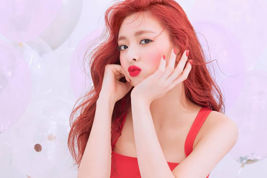Khi Yuna debut cùng nhóm ITZY, cô nàng đã được gọi là tiểu tiên cá, là công chúa Ariel bước ra từ phim hoạt hình Disney. Quả thực gương mặt xinh đẹp, nụ cười tươi rói, mái tóc đỏ rực giúp Yuna thực sự tỏa sáng.