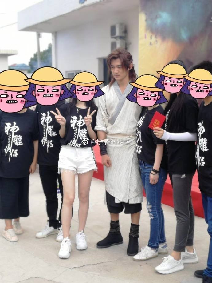 "Dương Quá" Đồng Mộng Thực ở hậu trường.