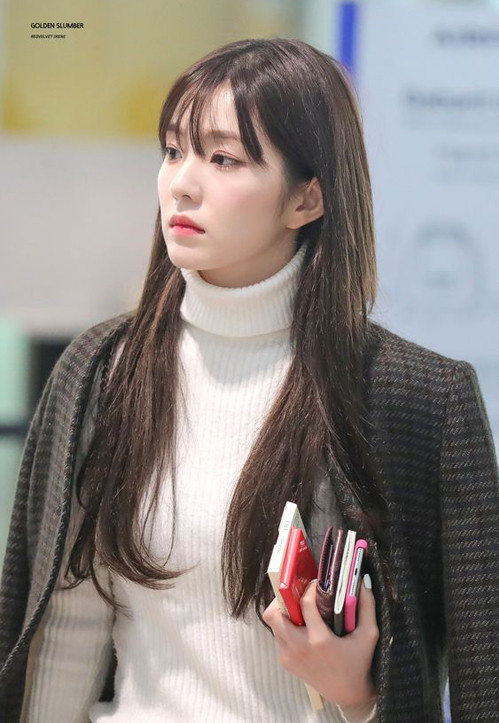 Diện chiếc áo cổ lọ màu trắng không cầu kỳ, Irene được 