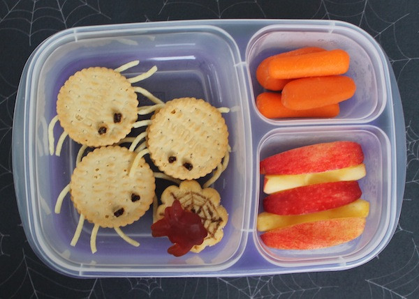 Những chú nhện nè, còn có cả hoa quả nữa đấy.