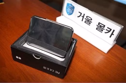 Camera ẩn dưới hình dạng chiếc gương soi.