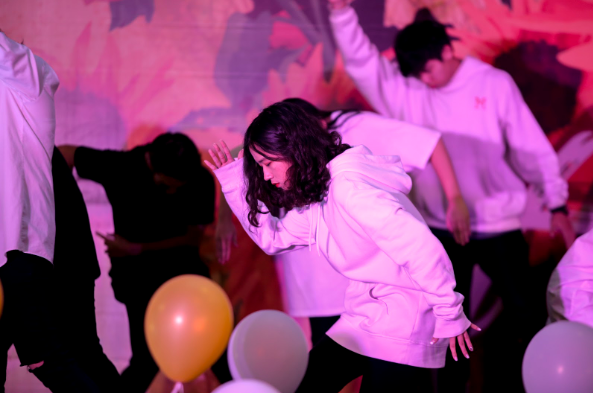 Showcase còn có sự góp mặt của câu lạc bộ nghệ thuật Hanoi-Ams Art Team với tiết mục nhảy “Ocean Eyes”.