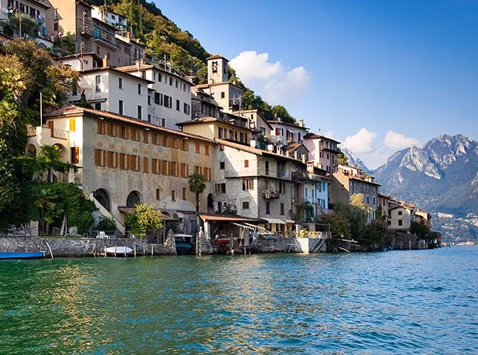 13. Hồ Lugano, Thuỵ Sĩ: Với khung cảnh hồ đẹp như một bức tranh thuỷ mặc. Xung quanh hồ là thành phố Lugano với văn hoá Thụy Sĩ và Địa Trung Hải.