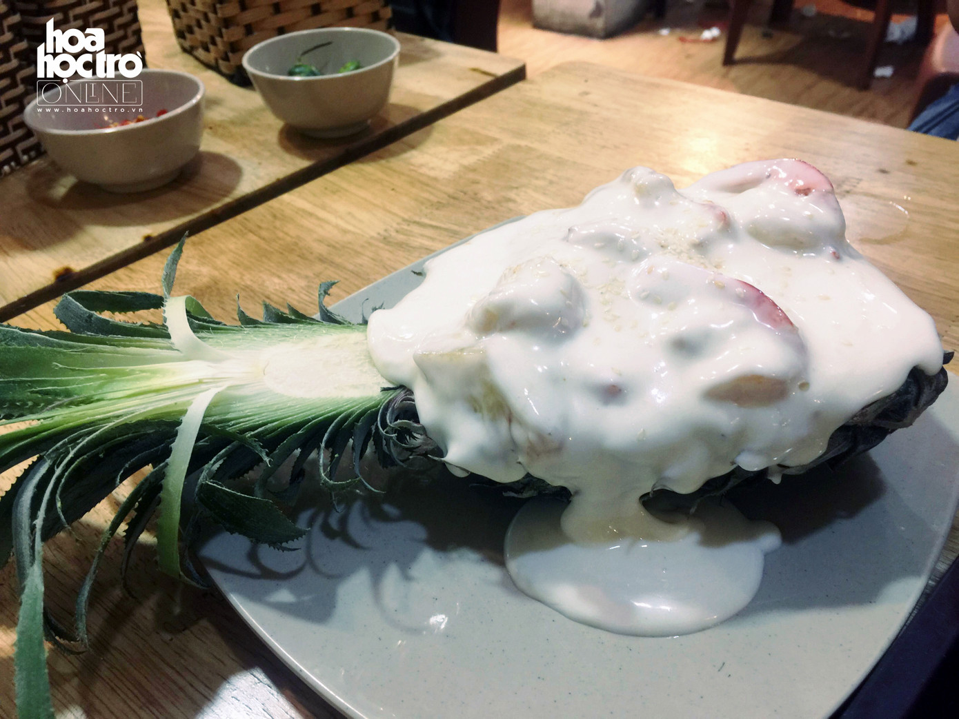 Tôm sốt kem béo ngậy, được đặt trong trái dứa nên thấm vị thơm chua nhẹ, giúp vị thêm lạ và đỡ ngấy.