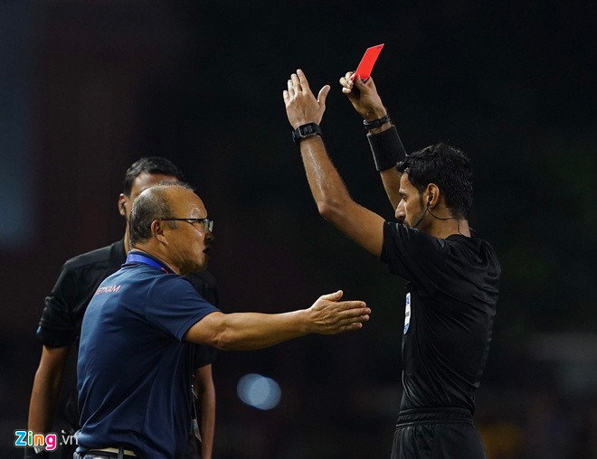 Nhà cầm quân người Hàn Quốc nhận thẻ đỏ trong trận chung kết SEA Games 30. Ảnh: Minh Chiến.