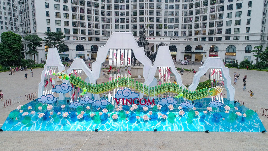 Hình ảnh rồng xanh được trang trí lung linh tại sảnh Royal City. (Ảnh: Fanpage Vincom)