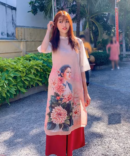 Quỳnh Châu diện áo dài xinh xắn tông đỏ hồng.