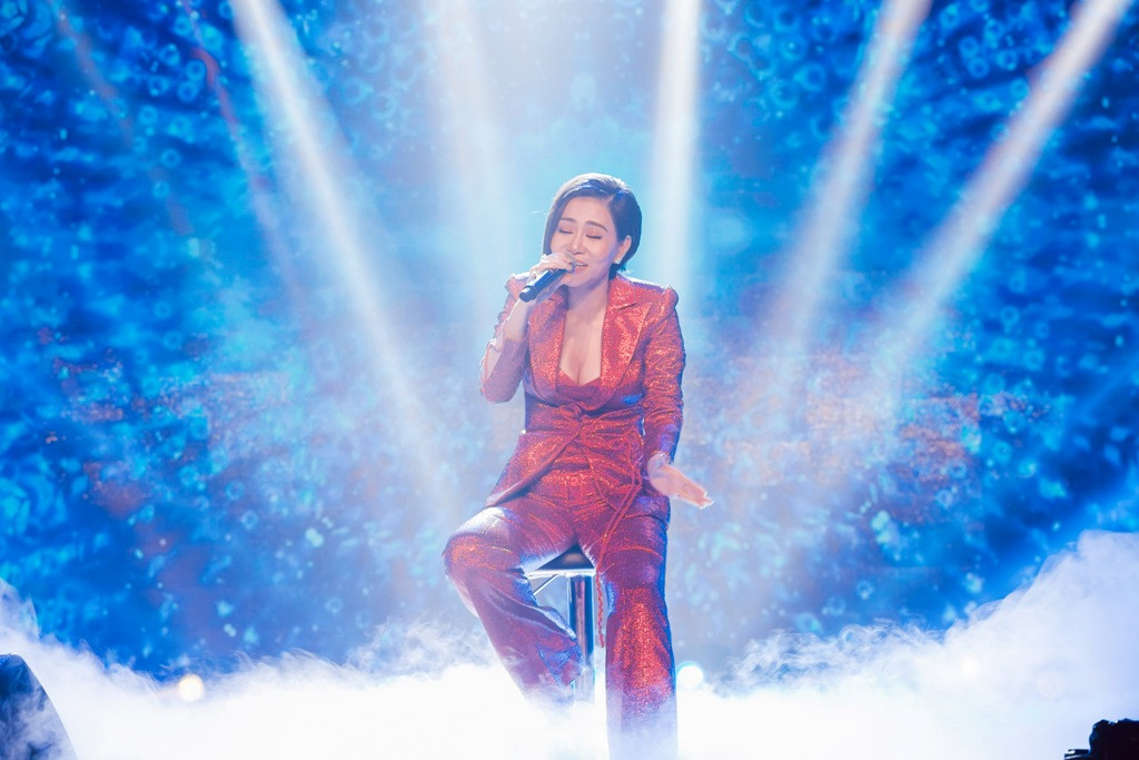 Liveshow Next Step sau cùng cũng mang dấu ấn đặc biệt khi có đến tận 2 ca khúc comeback trong 1 chương trình. Diva Thu Minh vì bận rộn chuyện cá nhân và ít nhận lời tham gia biểu diễn do đi nước ngoài liên tục nên dù MV Cô ấy sẽ không yêu anh như em ra mắt đã hơn 2 tháng nhưng phải đến tối qua thì ca khúc ấy mới chính thức được live trên sân khấu.