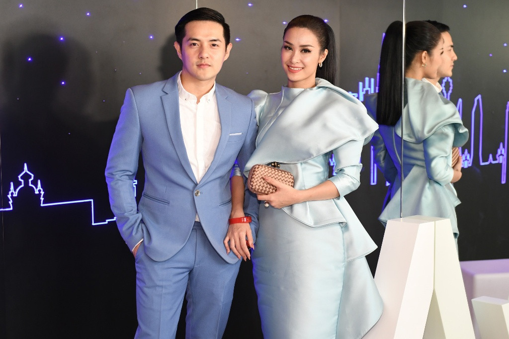 Xuất hiện trong sự kiện, Đông Nhi chọn chiếc váy xanh với thiết kế khá cầu kì nhưng cũng không kém phần sang trọng, tinh tế.