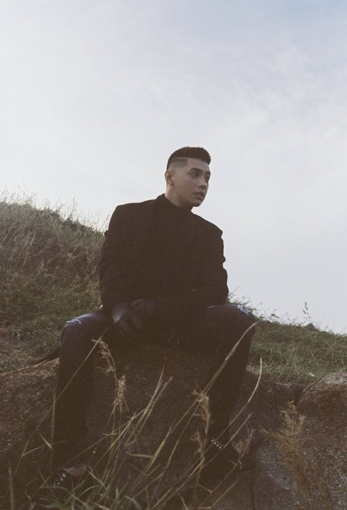 Noo Phước Thịnh đã gần bước sang tuổi 30, phần lớn các fan đều cho rằng những hình ảnh bụi bặm, cá tính này hoàn toàn phù hợp cho cú chuyển mình sang một cột mốc mới trong âm nhạc của anh chàng.