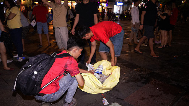 Các bạn tận dụng phế phẩm do những cỏ động viên để lại để dọn rác.