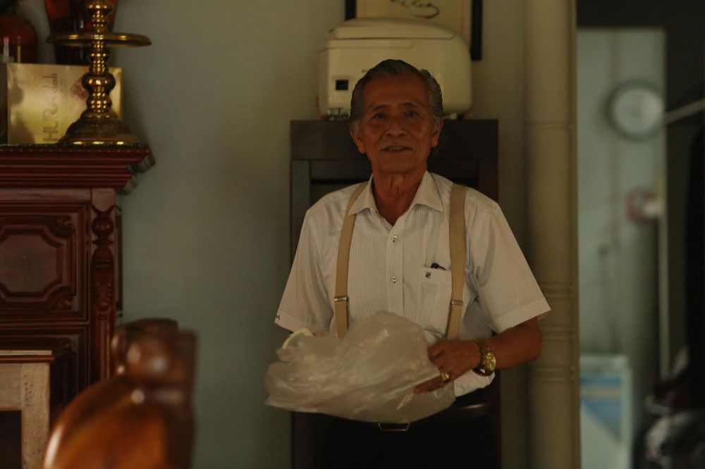 Nét mặt ông ánh lên sự hạnh phúc trong ngày vui của con trai.