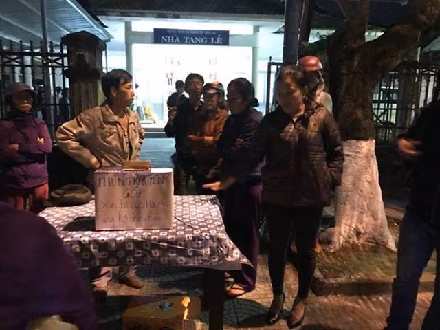 Người dân Hội An lập thùng quyên góp để hỗ trợ gia đình