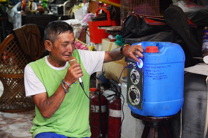 Chiếc thùng phuy này có thể phát nhạc, bắt radio, thậm chí karaoke như một chiếc loa di động hiện đại. Mỗi đồ vật đều được ông viết tên kèm ngày tháng tái chế cụ thể. Chiếc thùng phuy này có thể phát nhạc, bắt radio, thậm chí karaoke như một chiếc loa di động hiện đại. Mỗi đồ vật đều được ông viết tên kèm ngày tháng tái chế cụ thể.