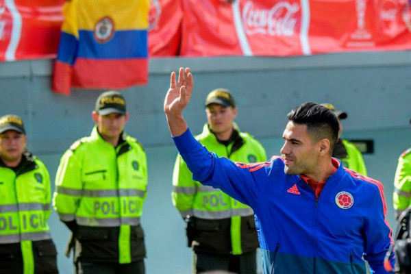 Tuyển thủ Radamel Falcao vẫy tay, đáp lại tình cảm nồng nhiệt mà các CĐV dành cho đội tuyển.