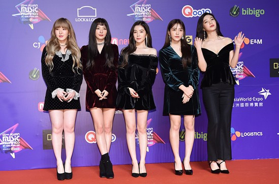 Red Velvet huyền bí với trang phục đen