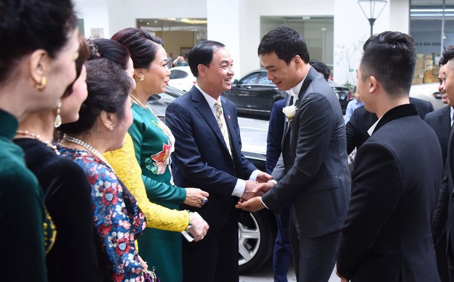 Chú rể đươc gia đình, họ hàng nhà gái nhiệt thành chào đón.