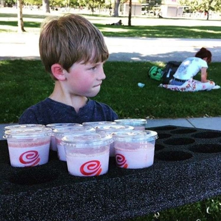 Chase mang đồ uống đi tặng cho những người vô gia cư.