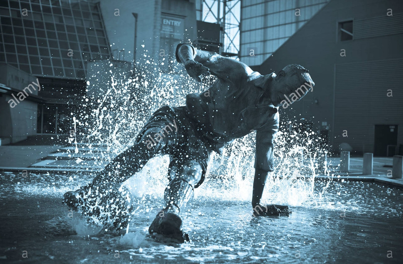 Bức tượng tri ân Sir Tom Finney được dựng ngoài sân vận động Deepdale (Anh). (Ảnh: Alamy Stock Photo)