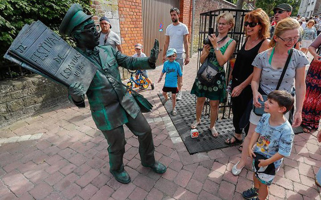 “Tượng sống” là một loại hình nghệ thuật đường phố khá phổ biến ở nhiều thành phố của châu Âu. Nhưng hiếm nơi nào có nhiều bức tượng đa dạng về chủ đề như Lễ hội tượng sống “Statues en Marche” ở Marche-en-Famenne.