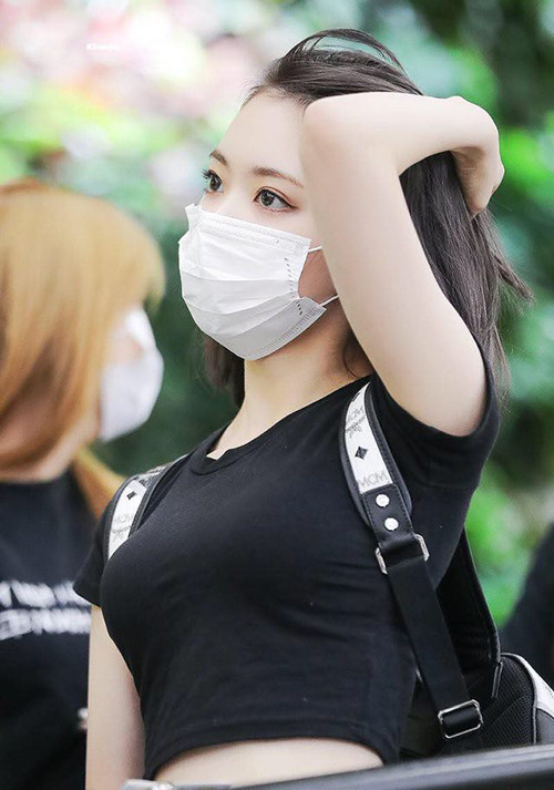 Sakura (IZONE) chứng minh thần thái 