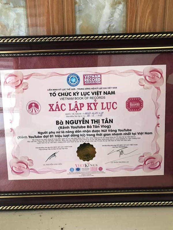 Bằng xác lập kỷ lục Việt Nam của bà Tân Vlog.
