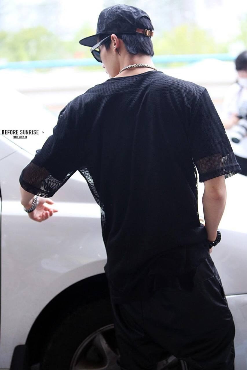 Mỗi lần gặp JB (GOT7), người ta lại không thể không chú ý đến bờ vai của anh chàng.