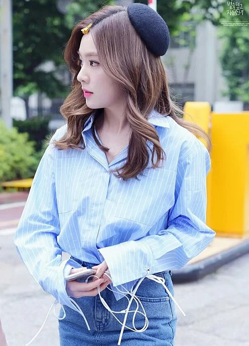 Tủ đồ của nữ idol xinh đẹp có vô vàn những kiểu áo sơ mi với kiểu dáng, màu sắc phong phú, đa dạng.