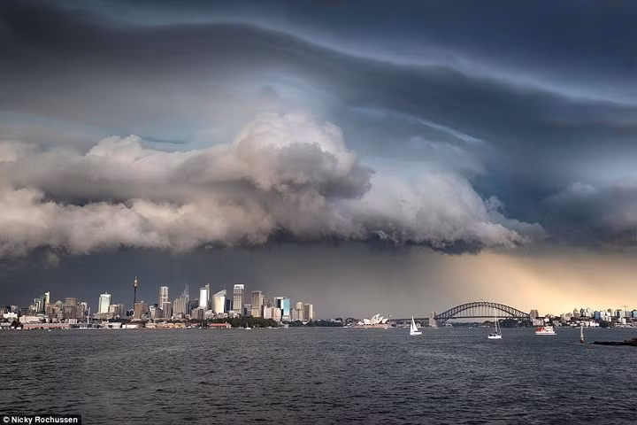 Mây đen vần vũ trên bầu trời Sydney. Tác phẩm của Nicky Rochussen.