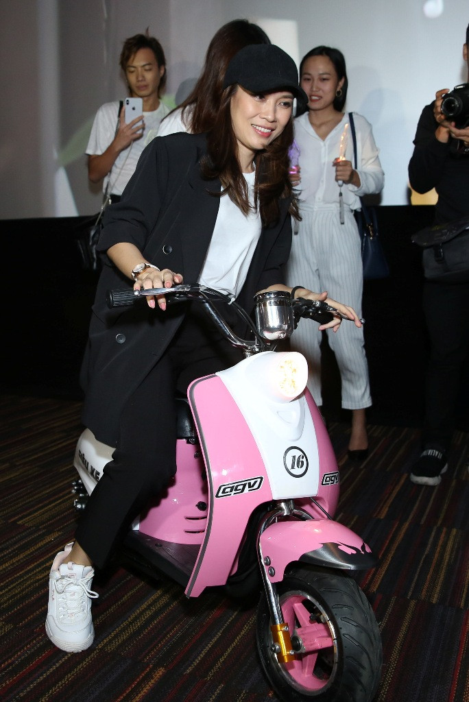 Bên cạnh bánh sinh nhật và hoa, fans còn dành tặng cho Mỹ Tâm một chiếc xe máy điện mini đáng yêu màu hồng, màu chiếc “siêu xe” huyền thoại mà cô vẫn hay đi bão ủng hộ đội tuyển Việt Nam.