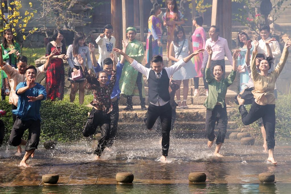 Khán giả cũng sẽ bất ngờ với những màn vũ đạo được dàn dựng rất cầu kỳ dưới nước. Tất cả đem lại một không khí xuân tưng bừng, đẹp đẽ, tràn đầy tình cảm.