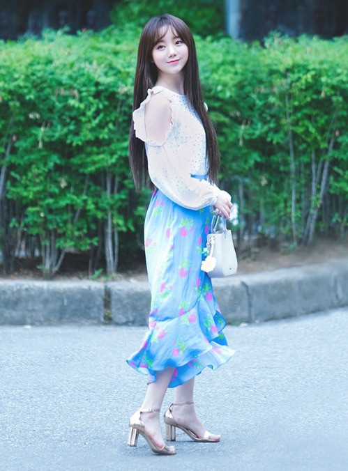 Chân váy dài họa tiết kết hợp cùng áo sơ mi cách điệu, cách kết hợp siêu đơn giản nhưng lại tôn lên vẻ đẹp nữ tính, ngọt ngào của Kei.