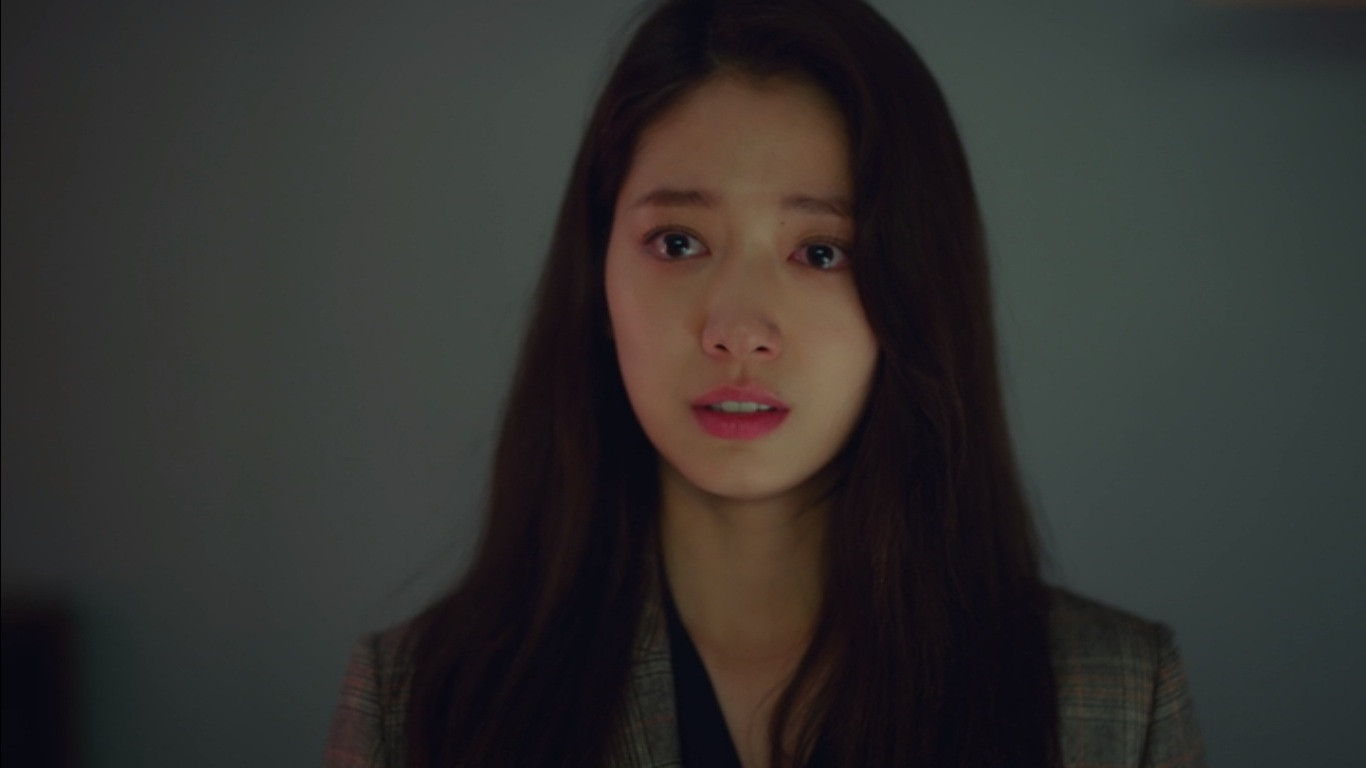 Sánh đôi với anh là nữ diễn viên Park Shin Hye.