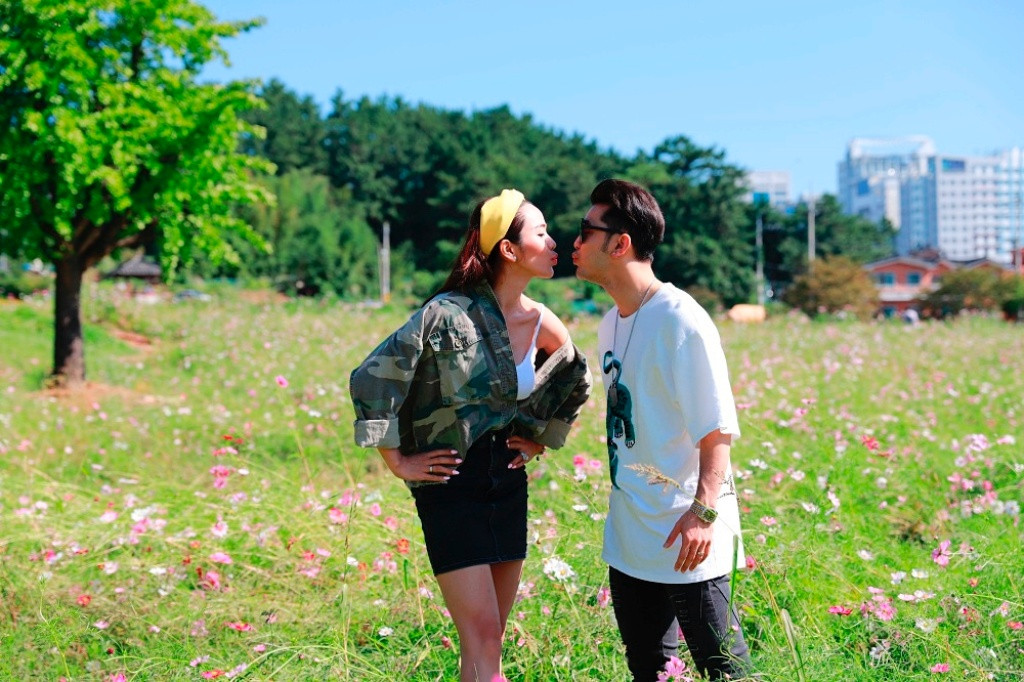 Cả hai còn không ngừng khóa môi khiến không ít người phải ngưỡng mộ vì tình cảm của họ sau nhiều năm.