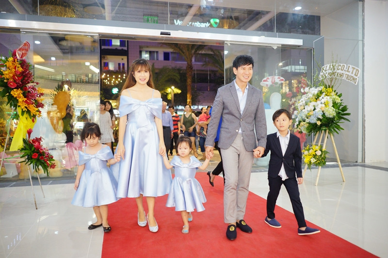 Đông Nhi, Jun Phạm, Karik rủ nhau "check-in" địa điểm thu hút các bạn teen tại trung tâm quận 10 (TP.HCM) ảnh 4