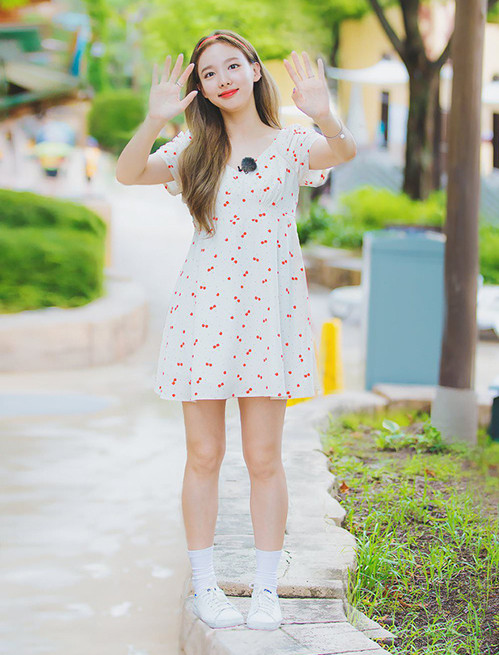 Ngoài những mẫu váy trơn, Nayeon cũng chuộng váy họa tiết xinh xắn giúp cô nàng tôn lên nhan sắc trong trẻo