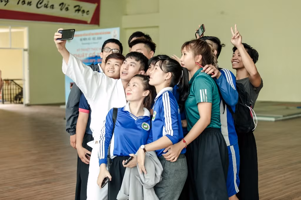 Trong lúc nghỉ giải lao, anh còn thân thiện selfie với các fan.