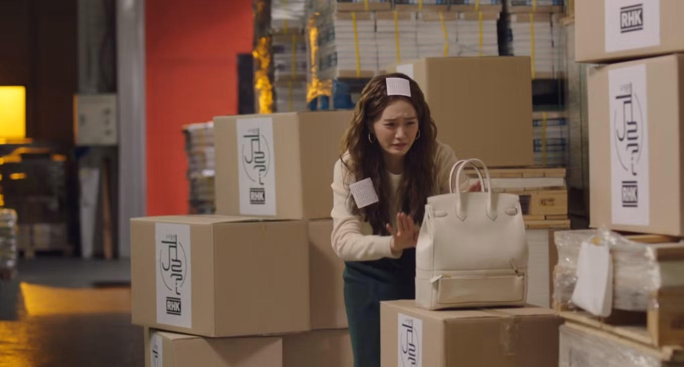 điều duy nhất Oh Ji Yul lo lắng là chiếc túi xách của mình bị xước.