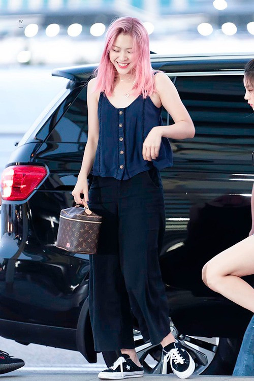 Ở đời thường, mỹ nhân ITZY rất chuộng trang phục suông rộng, vừa thoải mái lại vừa giấu nhược điểm vóc dáng hiệu quả.