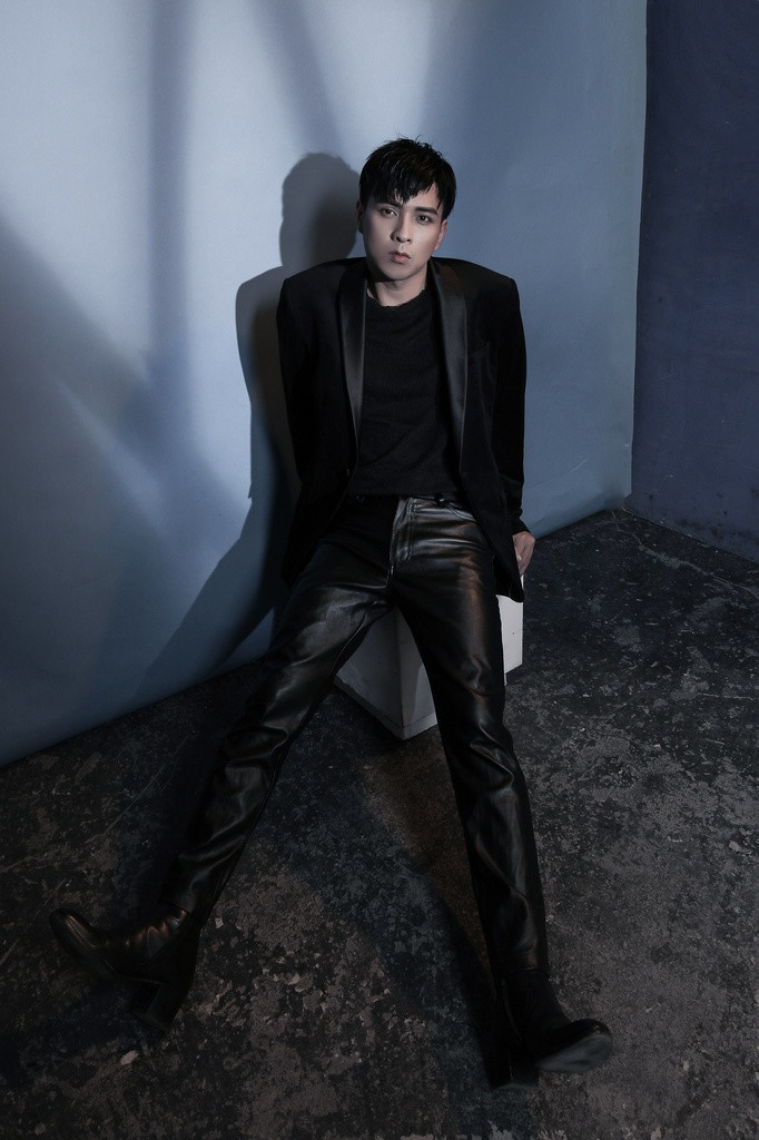 Bộ ảnh lần này theo Hồ Quang Hiếu tiết lộ cũng một phần do các fans hâm mộ cứ nhắn tin &quot;đòi&quot; anh quay lại với hình ảnh &quot;soái ca&quot;, chứ không thích thần tượng thay đổi sang &quot;bad boy&quot;.