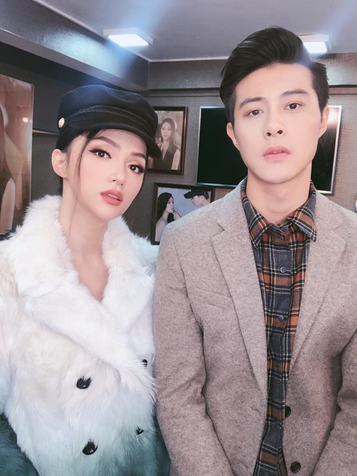 Hình ảnh cặp đôi tình tứ bên nhau được các fan "đoán già đoán non".