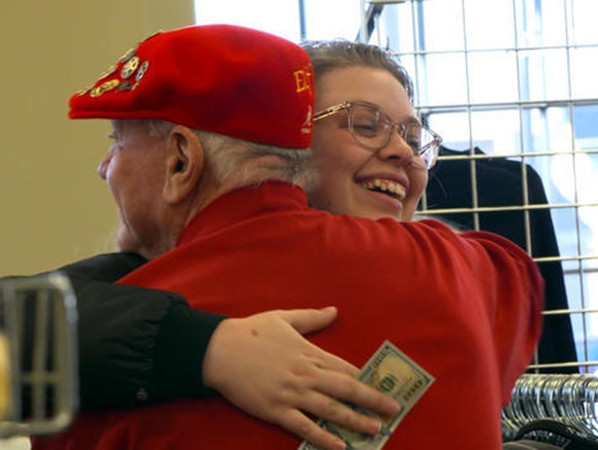 Một người rất vui mừng khi nhận được tiền từ “Ông già Noel bí mật”.