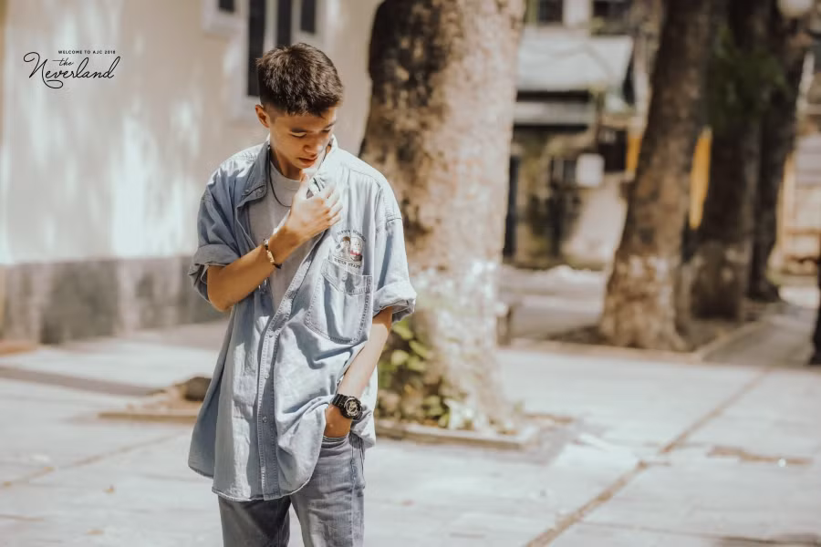 Bạn Lê Đức Long - Kinh tế và quản lý CLC K38 khỏe khoắn và điển trai trong trang phục jeans với tone màu sáng chủ đạo.